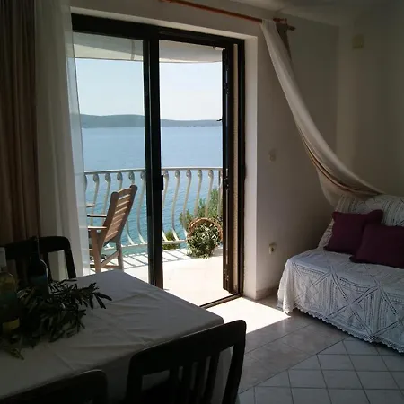 Zavala 553d Apartment